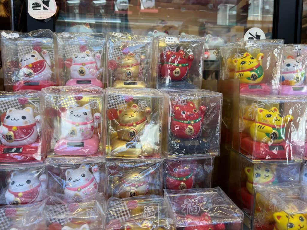 Maneki Neko figurine, one of the best souvenirs from Japan for good luck.