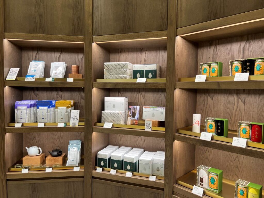 Traditional Japanese tea sets, one of the best souvenirs from Japan for home and gift use.