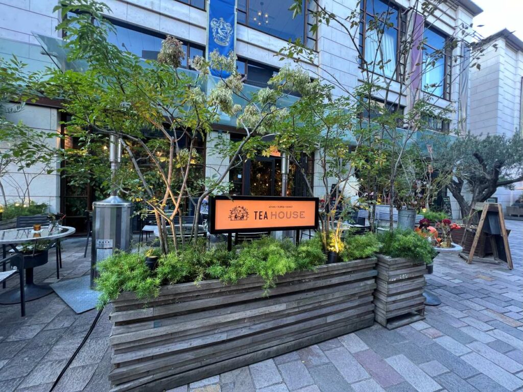 Aoyama Flower Market Tea House  is located in Biz Tower at Akasaka