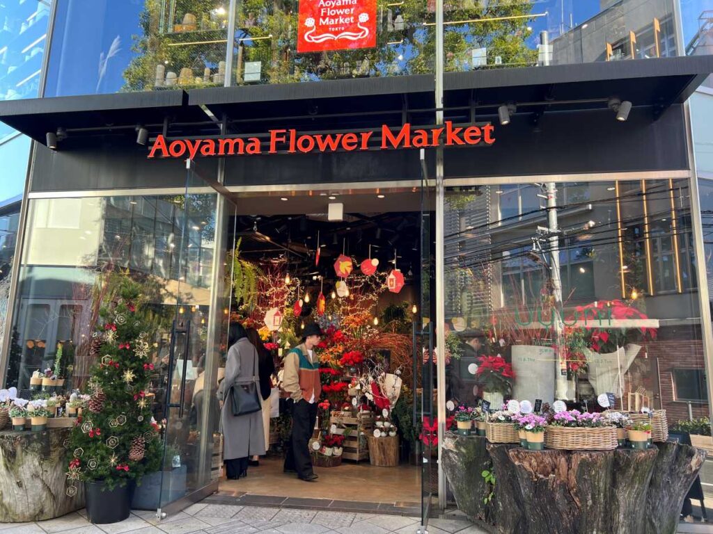 Aoyama Flower Market is a garden tea house with the concept "living with flowers every day"