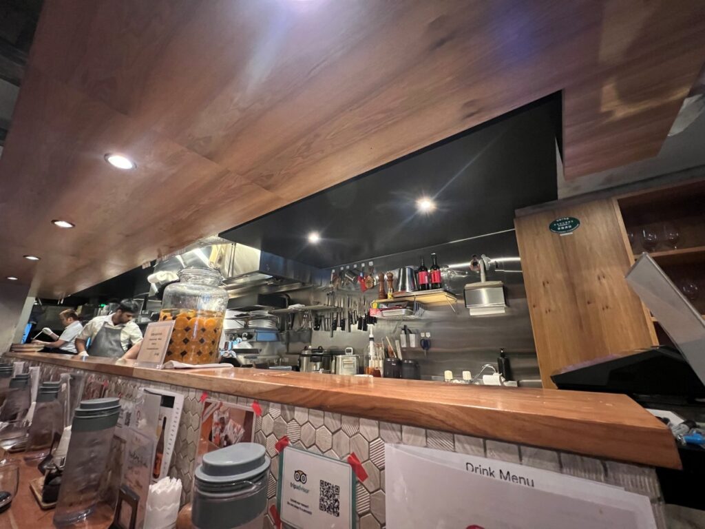 Ebimaru offers a range of drinks from teas, to wine, cocktails, beers, soft drinks to wash down the lobsetr ramen.